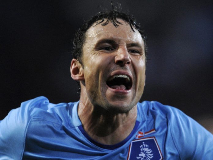 Mark-van-Bommel-Holland-away_2064341