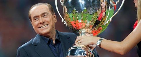 Berlusconi is bent látta a labdát