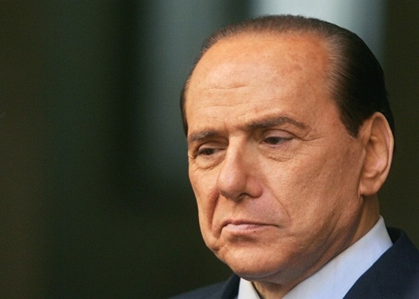 Elítélték, de nem megy börtönbe Berlusconi