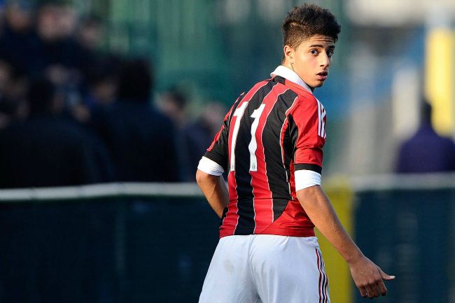 Mastour profi szerződést kapott