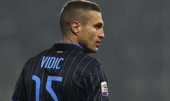 Az Inter rutinos védőjével erősítene a Milan
