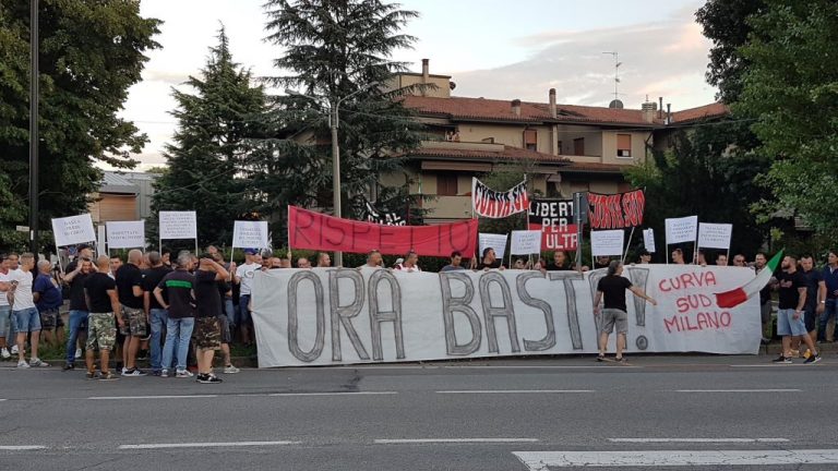 Szurkolói tüntetés volt Berlusconi villája előtt