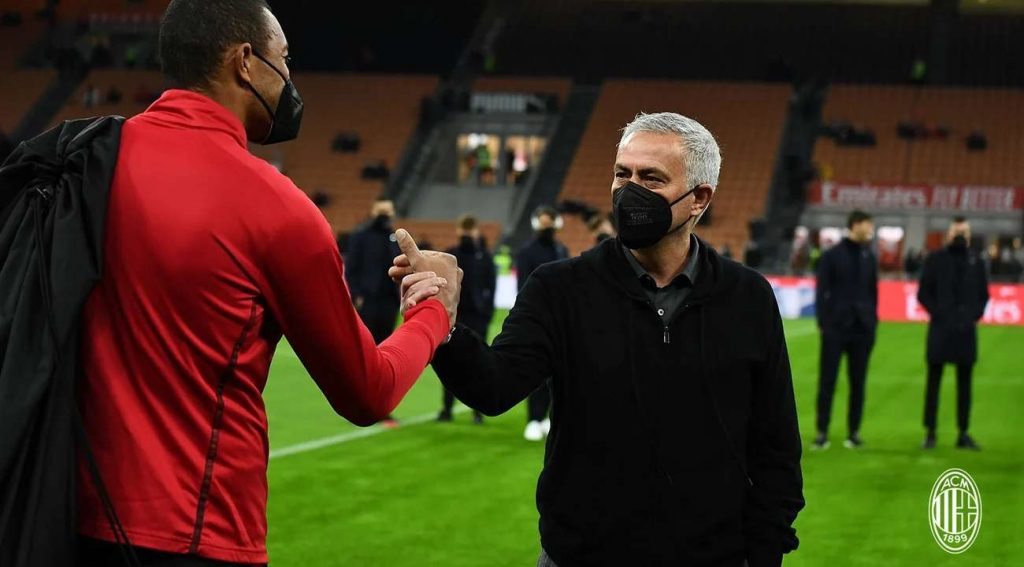 Mourinho a játékvezetést bírálta és odaszúrt a Milannak