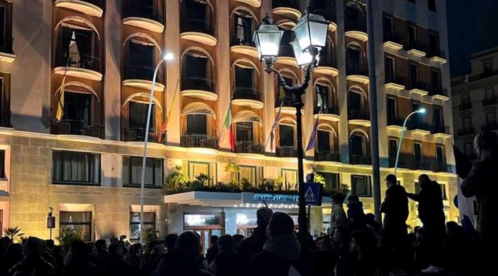 Videó: Óriási zajt csaptak a Milan szállodájánál