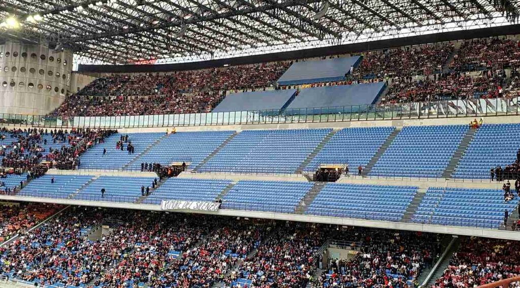A Curva Sud üzent az első bajnoki meccs előtt